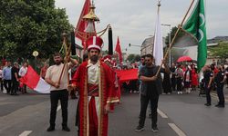 Fransa'da mehter takımı eşliğinde halk yürüyüşü yapıldı