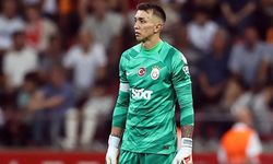 Muslera'dan sürpriz imza