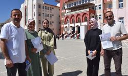Van'da ikiz babalar, kızlarıyla YKS sınavının heyecanını yaşadı
