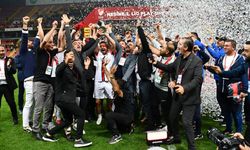 Van Spor beklediği şampiyonluk kupasına kavuştu