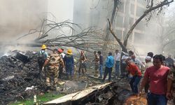 Hindistan'daki uçak kazasından sağ kurtulan yolcu yürürken görüntülendi