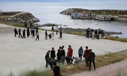 Van Gölü kıyısında çöpler toplandı.