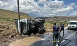 Van'da kum yüklü tır devrildi