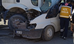 Van'da minibüs ile kamyon çapıştı