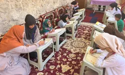 Van'da çocuklar hüsn-i hat sanatını öğreniyor