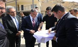 Van Valisi Çavuştepe Kalesi kazı evinde incelemelerde bulundu