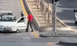 Sürücünün önünü kesip bıçak ve kılıçla saldırdılar