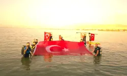 Van Gölü'nde Türk bayrağı açarak 30 Ağustos'u kutladılar