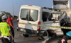 Öğrencileri taşıyan minibüs tıra çarptı: 2 ölü, 10 yaralı