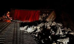Tır şarampole devrildi! Trafik yoğunluğu oluştu