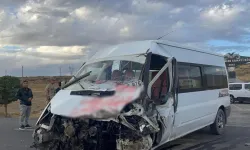 Van'da okul servisiyle tır çarpıştı: 15 yaralı