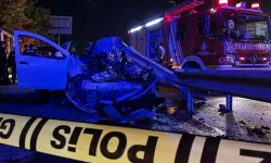 Bariyerlere saplanan otomobildeki 1 kişi öldü