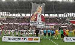 Amed maçında Rojin Kabaiş pankartı