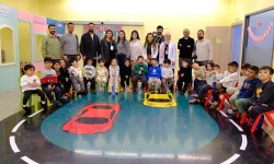 Van’da gazeteciler minik öğrencilerle buluştu