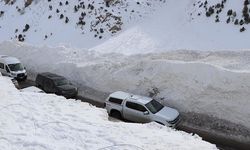 Van-Çatak kara yolunda ulaşım tek şeritten sağlanıyor