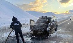 Van’da seyir halindeki kapalı kasa kamyonet alev aldı