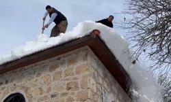 Muhtar ve imamdan örnek kar mesaisi