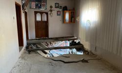Van'da 2 katlı evin toprak damı çöktü