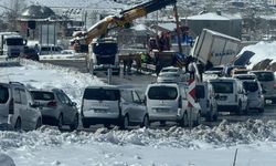 Van’da tır kazası trafiği kilitledi