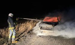 Seyir halindeki otomobil alev aldı, geriye hurda yığını kaldı