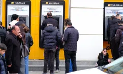Van’da ATM’ler önünde uzun kuyruklar