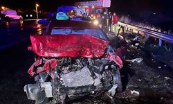 Van’da otomobil ile çekici kamyonet çarpıştı: 3 yaralı