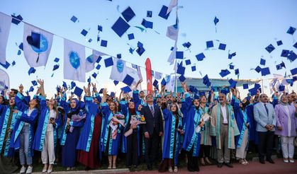 Van YYÜ’de mezuniyet coşkusu