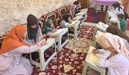 Van'da çocuklar hüsn-i hat sanatını öğreniyor