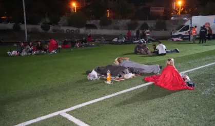 Vatandaşlar geceyi stadyumda geçirdi