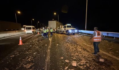 Otoyol'da tır devrildi: Ulaşım aksadı