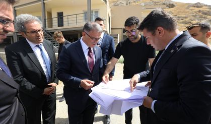 Van Valisi Çavuştepe Kalesi kazı evinde incelemelerde bulundu