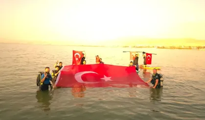 Van Gölü'nde Türk bayrağı açarak 30 Ağustos'u kutladılar