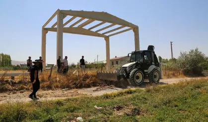 Van’da kamu alanlarını işgal eden yapıları kaldırıyor