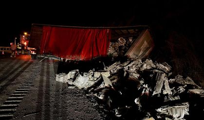 Tır şarampole devrildi! Trafik yoğunluğu oluştu