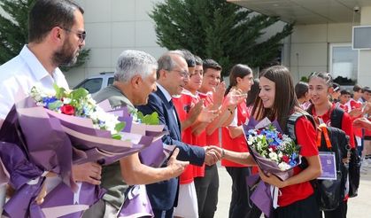 Avrupa ikincisi Edibe Yağız'a Van'da çiçekli karşılama