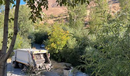 Gevaş’ta vatandaşların şikâyeti sonrası çöpler toplandı