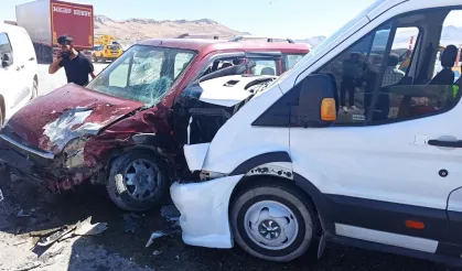 Van’da yolcu minibüsü ile hafif ticari araç çarpıştı!