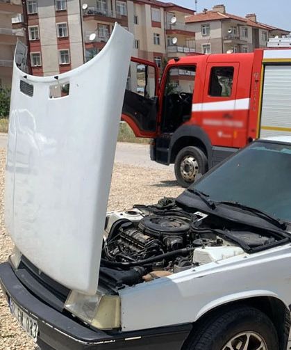 Park halindeki otomobilde yangın çıktı