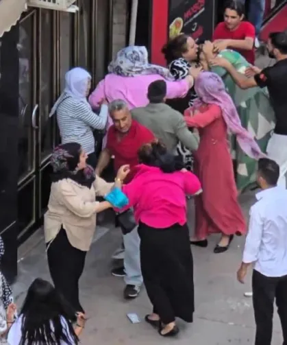 Kadınlar saç saça birbirine girdi.