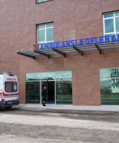 Su dolu kovaya düşen bebek can verdi