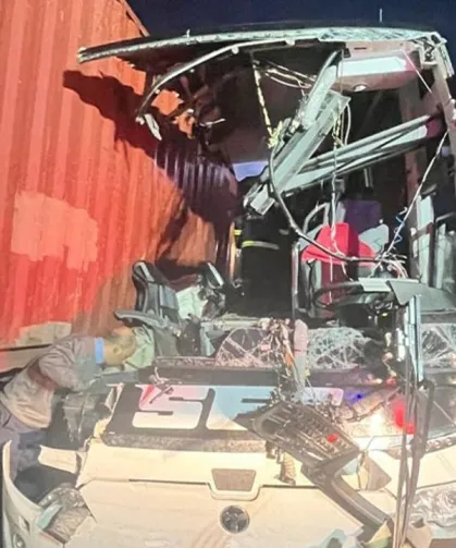 Yolcu otobüsü tıra çarptı! Çok sayıda ölü ve yaralı var