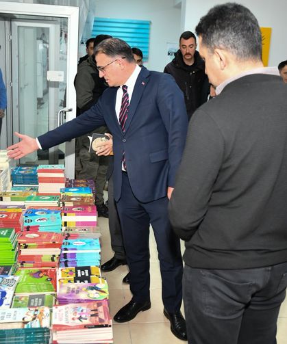 Van’da 175 bin öğrenciye 355 bin kitap evlerine ulaştı