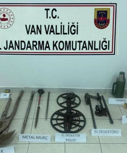 Van'da tarihi kale yakınında kazı yapan 2 kişi yakalandı