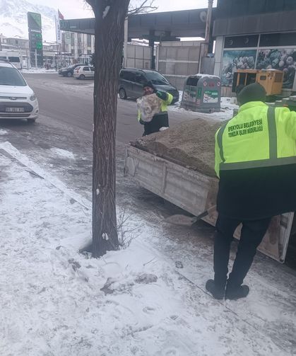 İpekyolu Belediyesi kar yağışı sonrası sahadaki çalışmalarını sürdürüyor