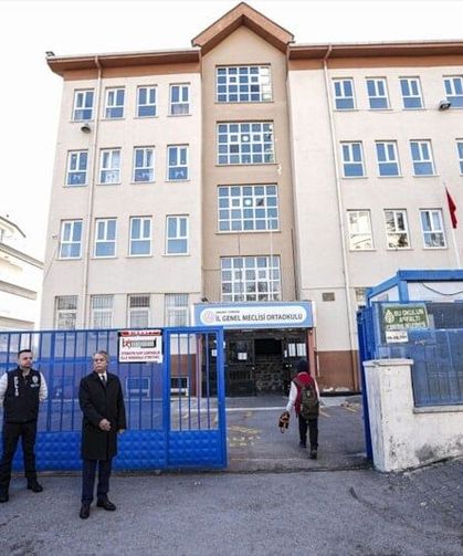 Türkiye genelinde okul önlerinde güvenlik tedbirleri artırıldı