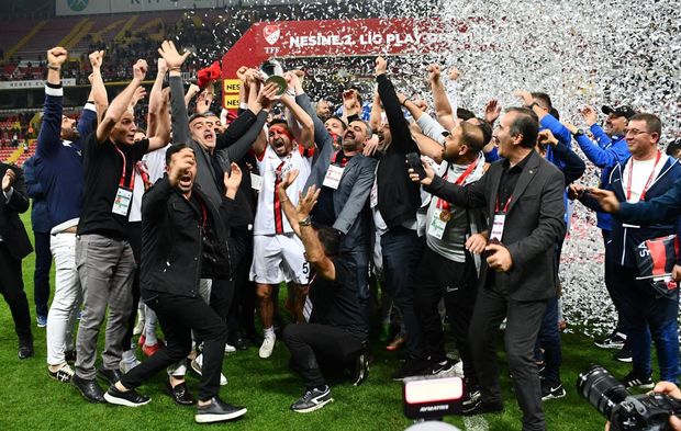 Van Spor beklediği şampiyonluk kupasına kavuştu