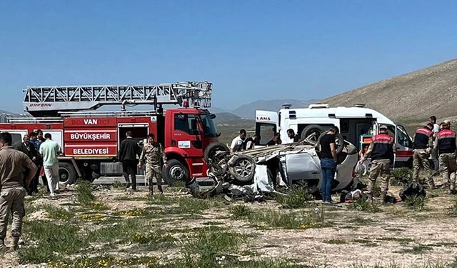 Van'da iki araç kafa kafaya çarpıştı