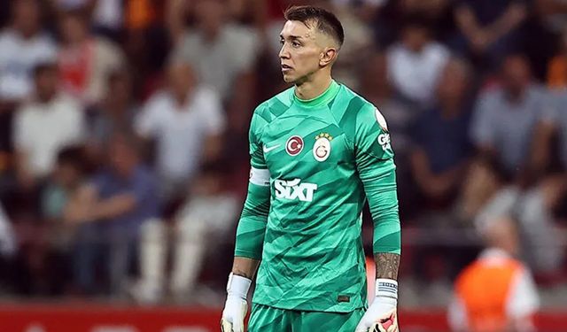 Muslera'dan sürpriz imza