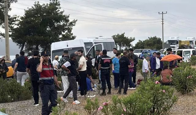 Minibüsle otomobil çarpıştı, 15 kişi yaralandı