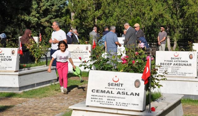 Bayramda şehitlikler ziyaret edildi